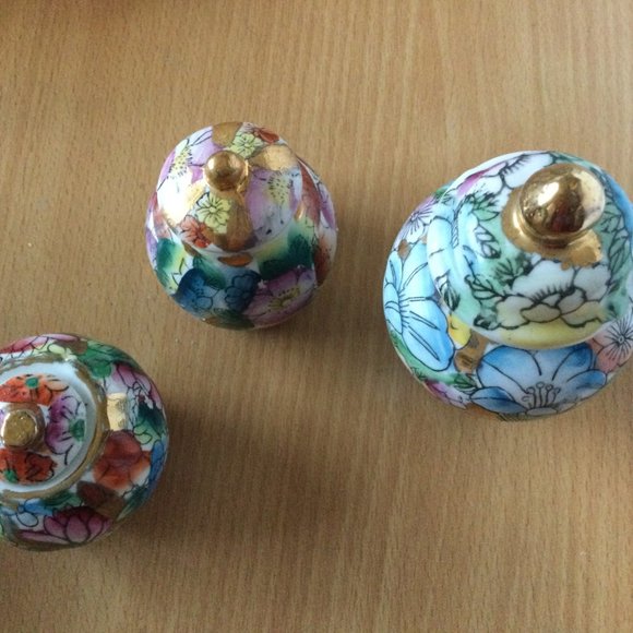 Lot of three small mini Chinese jars lidded hand painted floral flowers pattern - Picture 3 of 6